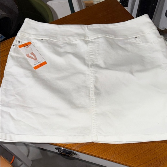White NWT Skirt - Picture 1 of 6